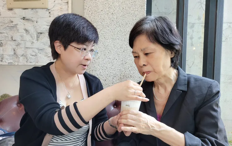 林志潔照顧失智症的母親，讓她對於銀髮族的照護相關政策有深切體認。翻攝林志潔臉書