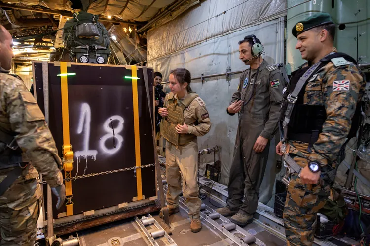 約旦薩爾瑪公主參與運送救援物資任務。路透社