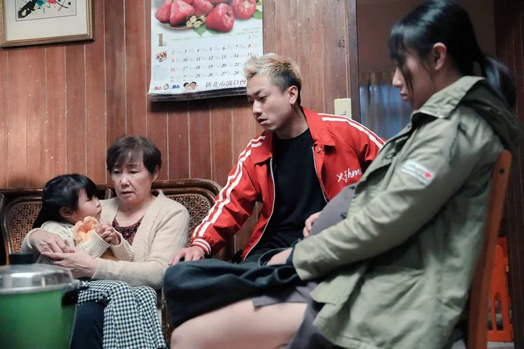 李雪、五木（右、中）飾演一對未婚爸媽，陳季霞（左2）飾演收錢卻落跑的保母。公視提供