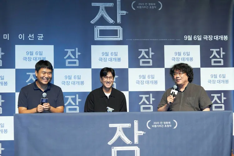 李善均（中）今年8月推出生前最後上映的電影《鬼夢遊》時，奉俊昊（右）站台力挺。翻攝樂天娛樂