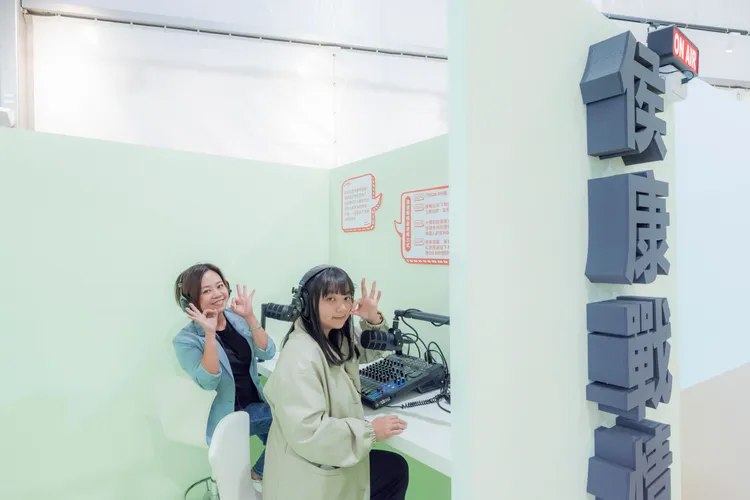 「侯康戰情室」擬廣播節目錄音室，民眾可以擔任主持人，暢所欲言。侯辦提供