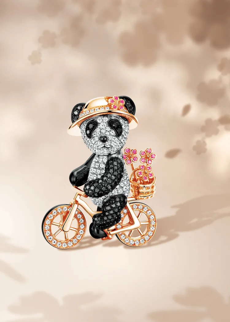 Bo Bo Côte d’Azur吊墜呈現貓熊騎單車載著花的可愛模樣，全球限量18件。品牌提供