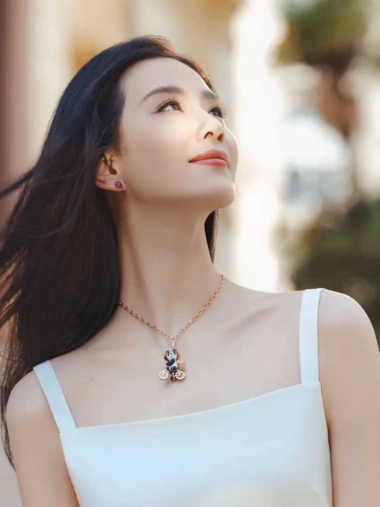 劉詩詩戴上Qeelin全新Bo Bo Côte d’Azur吊墜。品牌提供