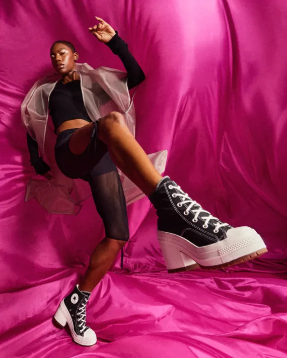 De Luxe Heel復古粗跟鞋。品牌提供