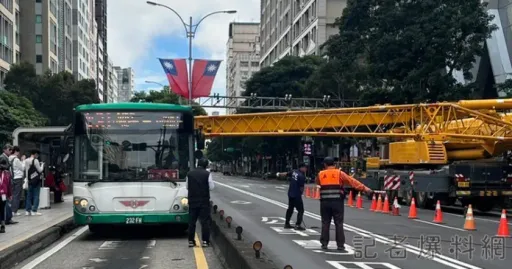 驚！台北市起重機吊臂砸車　插入對向公車車窗