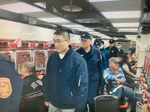 基隆選前淨化治安!謝國樑親臨擴大臨檢 陪同掃蕩酒吧、KTV、汽旅
