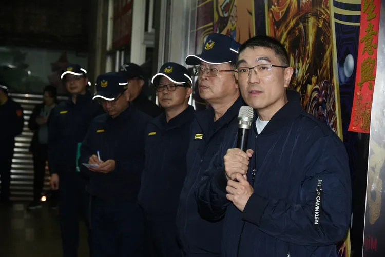 謝國樑慰勉所有執勤同仁辛勞。翻攝照片