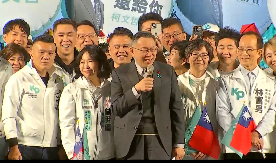 柯文哲晚間到高雄造勢大會,致詞時說選後會帶立委委去拜訪韓國瑜,絕對支持他。翻攝民眾黨直播