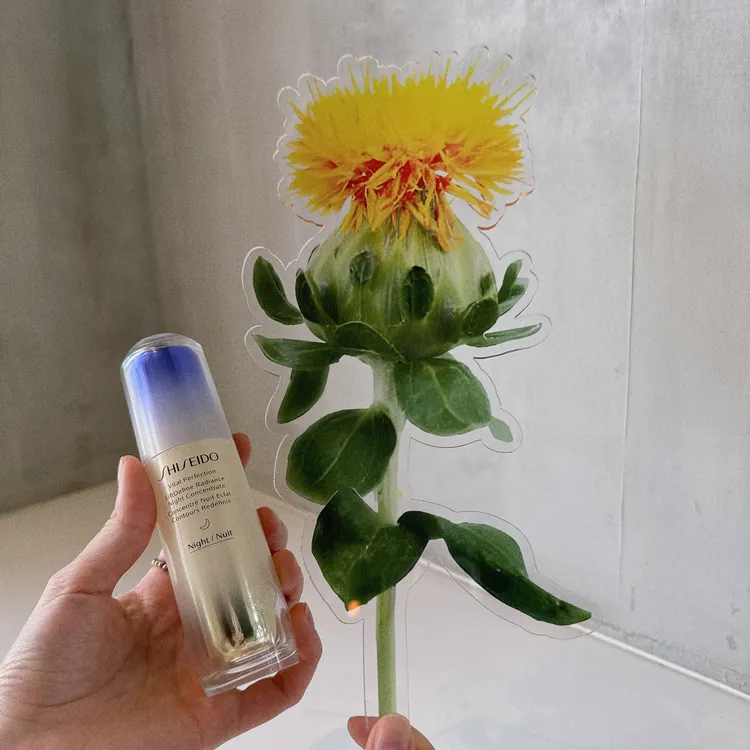 新品中添加有珍稀緋紅花緊緻活萃。張家玲攝