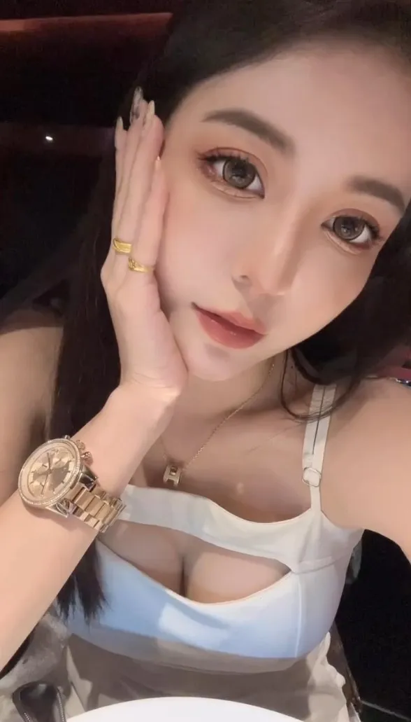 大眼正妹搭配低胸細肩帶，畫面超香豔。IG@bardie1230 提供