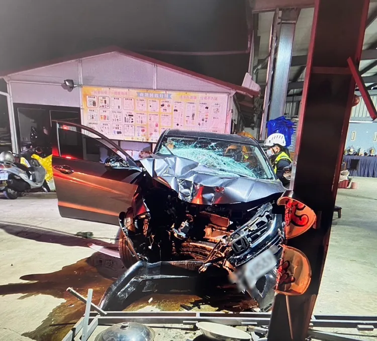 環保站鐵皮屋鋼樑被撞歪，休旅車車頭全毀。民眾提供