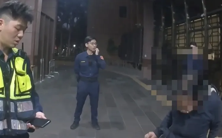 王姓婦人（右）稱因肚子餓才偷吃。翻攝畫面