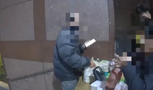 妇人才刚偷窃被送办 走出北检又偷吃外送餐点再被抓