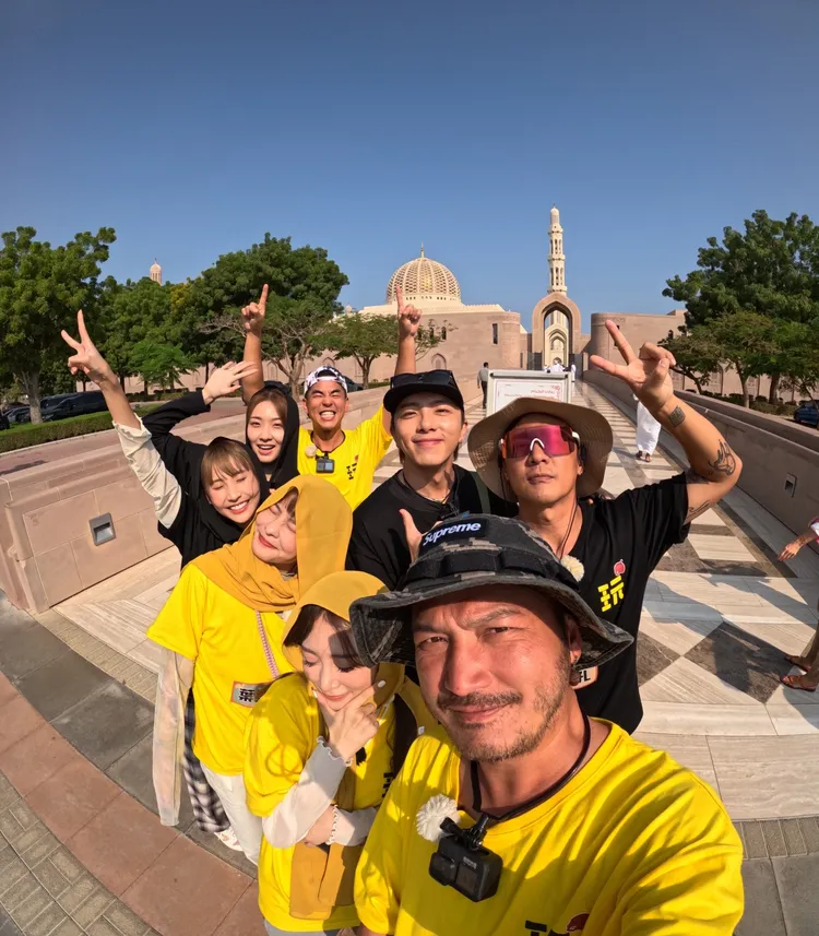 《綜藝玩很大》在清真寺圍頭巾。好看娛樂提供