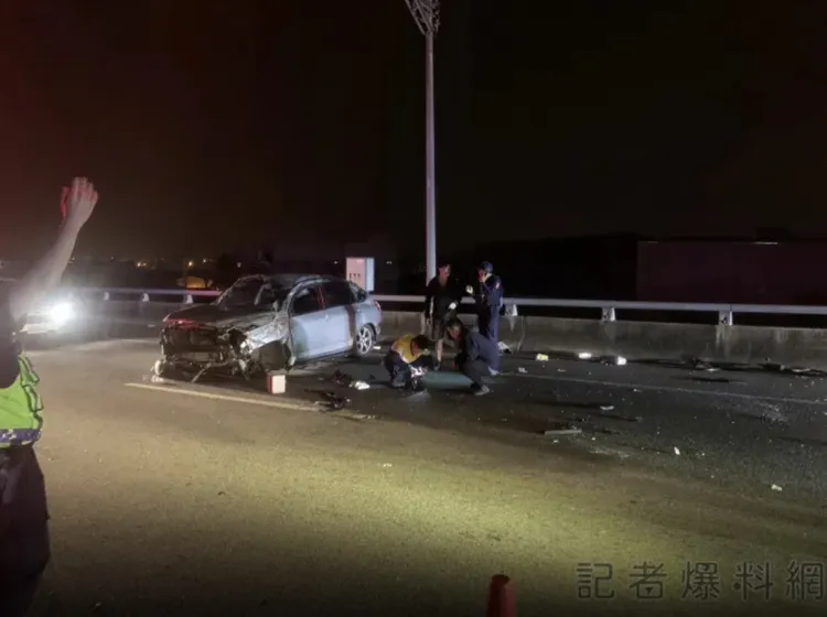車輛翻覆事故現場一片狼藉。翻攝自記者爆料網