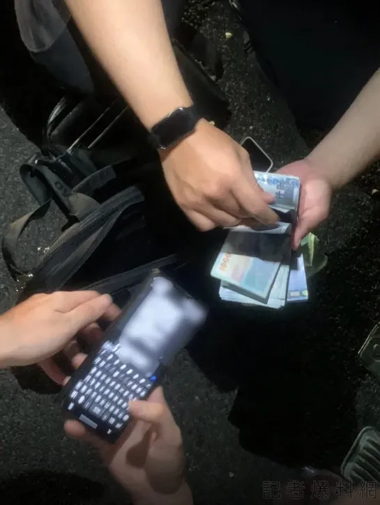 警方搜出車手犯罪所得。翻攝自記者爆料網