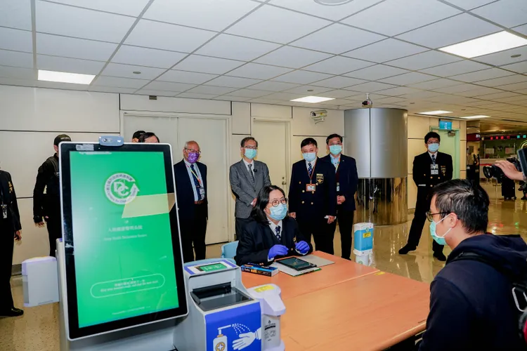 衛福部部長薛瑞元今日視察航班入境時發燒篩檢站，聯新國際醫院院長許詩典及桃機公司副總經理李俊德列席。疾管署提供