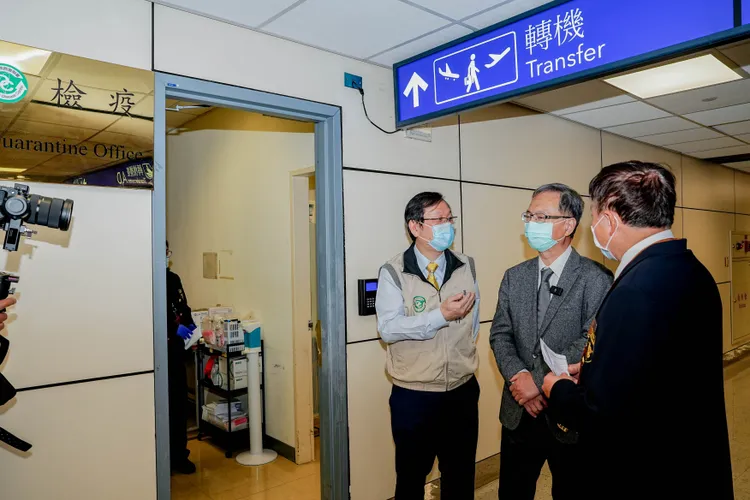 衛福部部長薛瑞元(中)、疾管署署長莊人祥(左)今日視察航班入境時發燒篩檢站及採檢室作業情形。疾管署提供