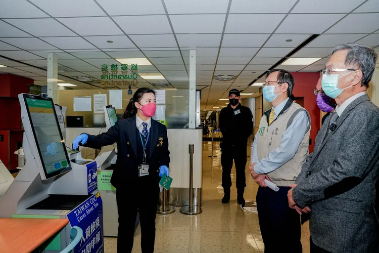 衛福部部長薛瑞元(右1)、疾管署署長莊人祥(右2)今日視察航班入境時發燒篩檢站及採檢室作業情形。疾管署提供