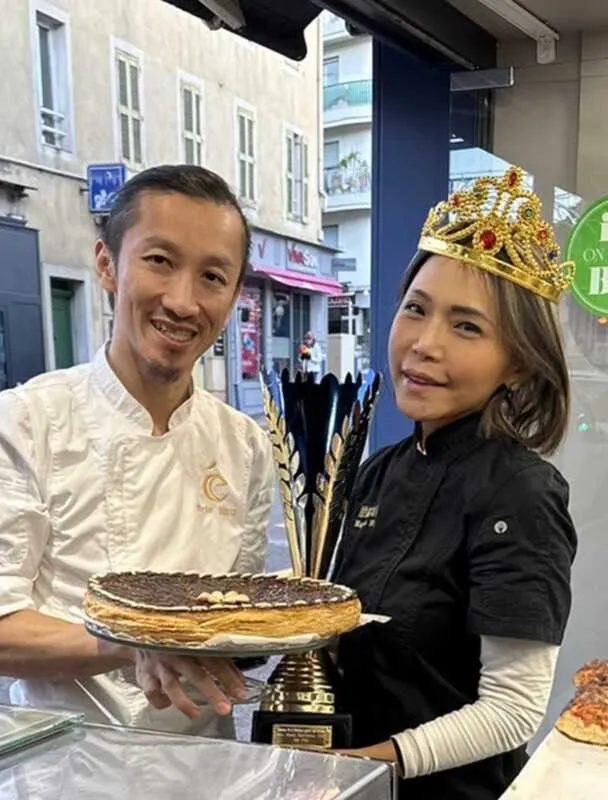 來自台灣的麵包師傅艾力克徐（左）在妻子Maggie Wu（右）支持下，在剛揭曉的法國濱海阿爾卑斯省首屆國王派大賽中奪冠。（艾力克徐提供）中央社