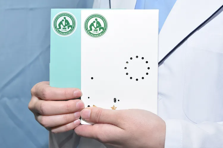 彰基錄製器捐受贈者心跳聲，製成「有聲心跳卡」。院方提供