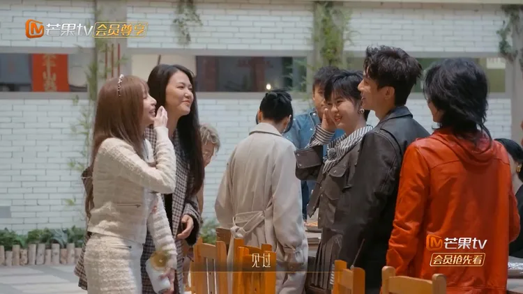 王心凌（左）見到陳楚生（右二）摀嘴驚叫。翻攝湖南衛視芒果TV官方頻道YT