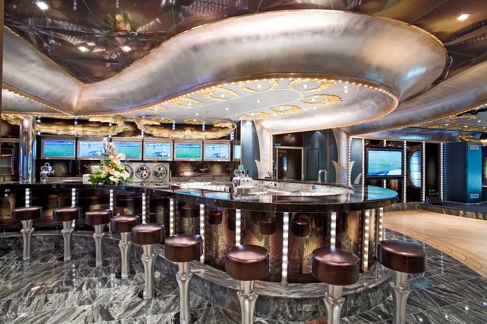 搭郵輪輕鬆玩為最佳選擇之一。業者提供