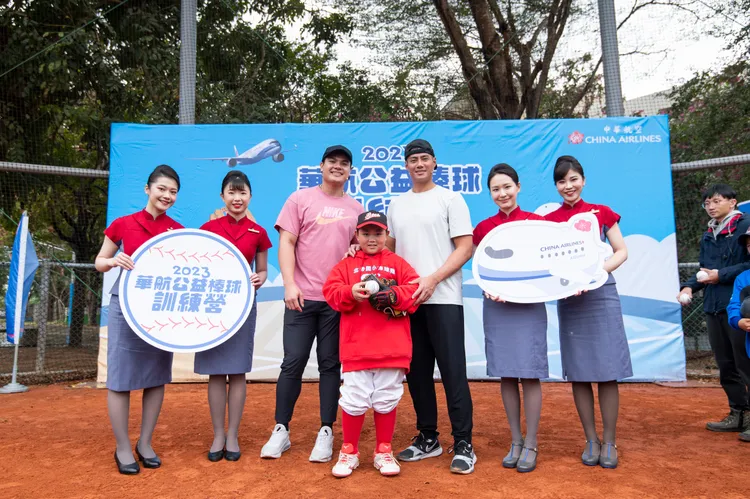 球星陳偉殷(右三)、張育成(左三)與認真參與訓練的小球員開心合影。業者提供