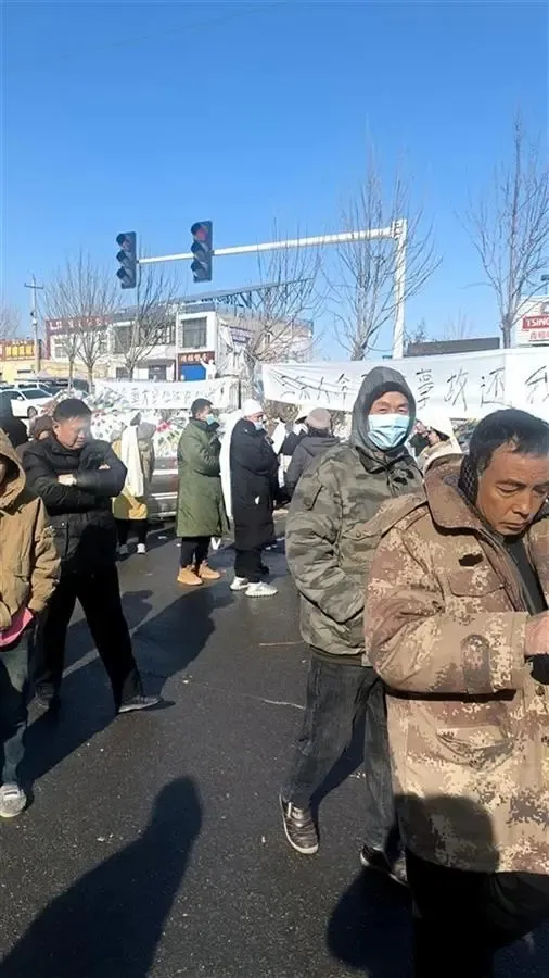 事發餐館門口被拉起白布條抗議。翻攝微博