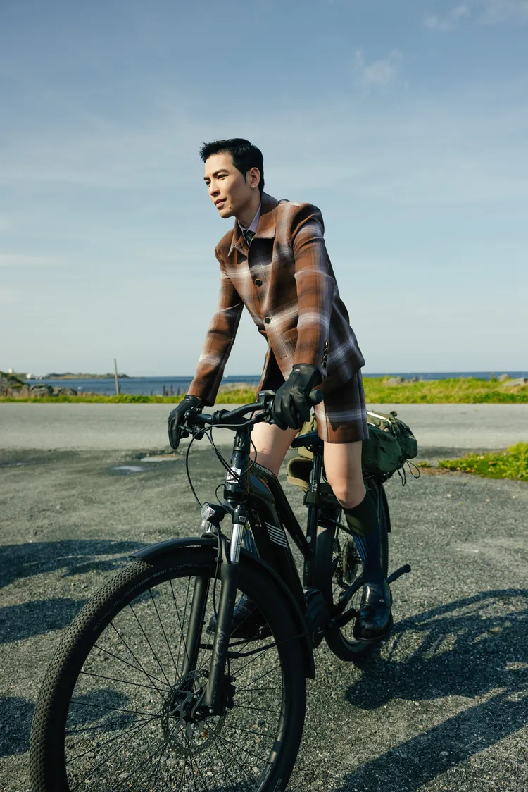 蕭敬騰騎腳踏車。華納音樂提供