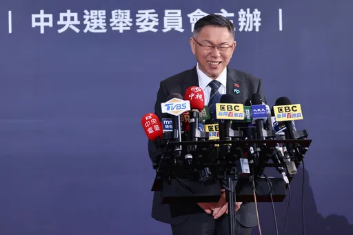 被賴清德嗆農地違規甩鍋爸媽!柯文哲酸「賴皮寮」信託too late  嗆他說謊不肯改