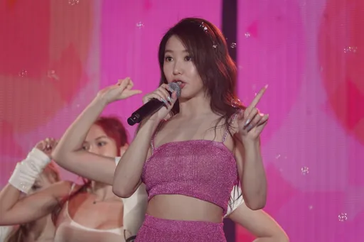 郭書瑤耶誕城處女秀獻唱　甜翻全場！貓咪愛心加碼「咬一口」