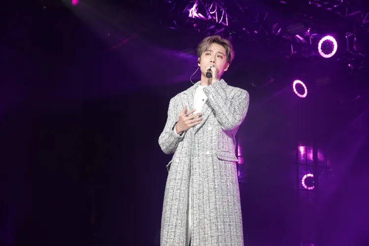 李東軒深情唱出最新單曲〈32〉，溫柔真切的歌聲感動現場。江孟謙攝