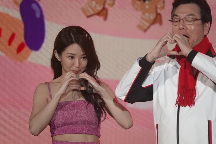 郭書瑤比出貓咪愛心並且咬了一口。江孟謙攝