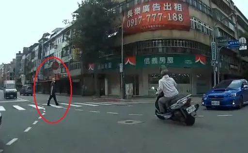 這下不能怪A柱!女騎士加速猛撞行人 網看呆:被什麼遮眼吧