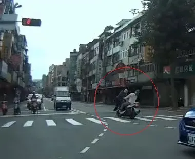 女騎士猛力直撞行人(紅圈處)，目擊者驚呼出聲「欸在幹嘛啦」。翻攝自臉書「爆料公社」