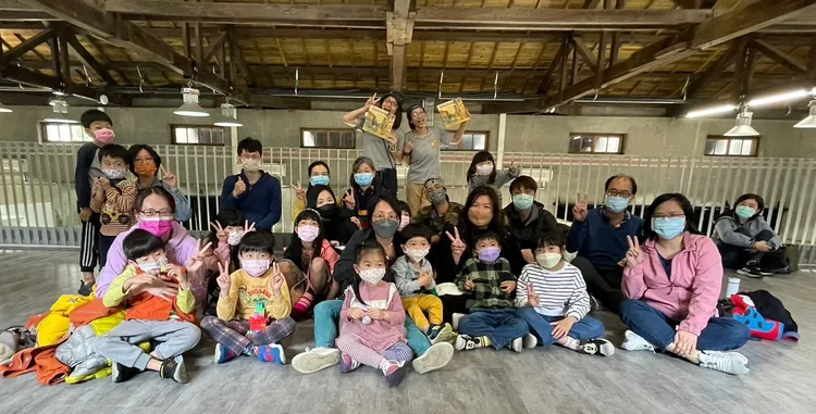 《頑書趣說故事工作坊》參與民眾開心合影。