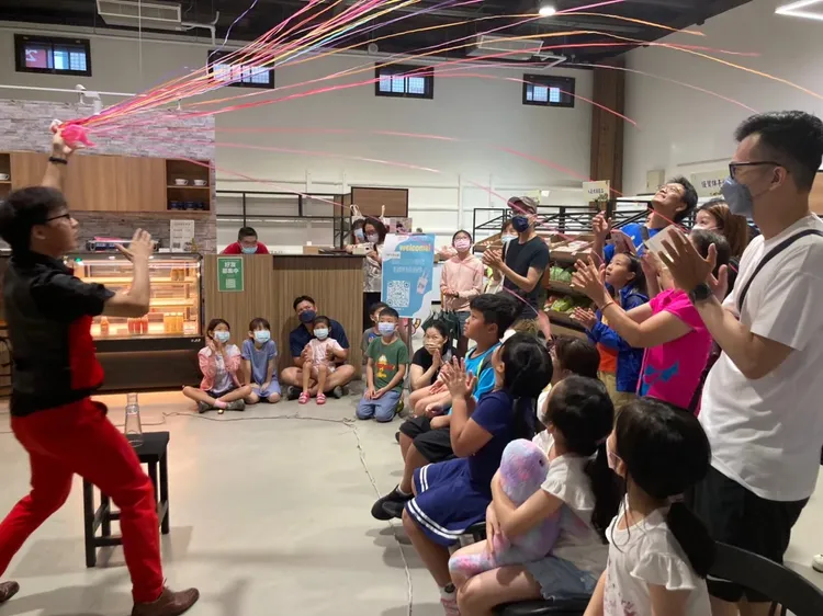 街頭藝人的魔術表演，讓現場民眾驚呼聲連連。