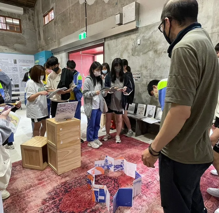 學校老師帶同學們前來《國際繪本展》，體驗手翻書的溫度。