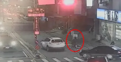 三寶上路請迴避！台南阿北騎車載長桌　「完全看不到也能騎」