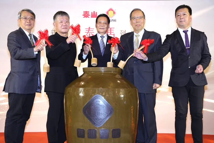 泰山總經理蔡政達、泰山董事長劉偉龍、馬祖連江縣縣長王忠銘、馬酒董事長陳漢樹、馬酒總經理劉九銘(由左至右)。業者提供