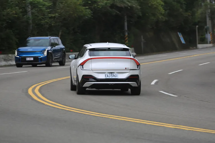 Kia在汽車產業轉型之路上已率先取得聲量，並且蓄勢待發在未來電動車世界中全力拚搏，剛在12月中旬接續發表的EV9六座 / 七座純電旗艦LSUV新車(左)，預計又將再掀起另一波討論話題。林浩昇攝