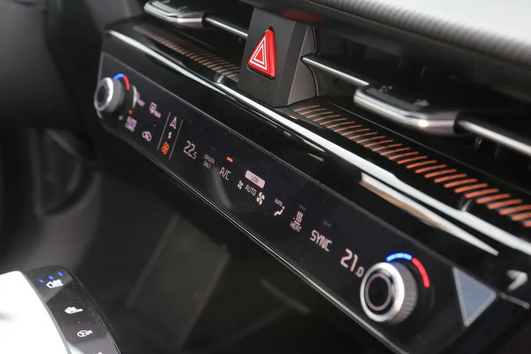 可切換式的觸控面板，除了恆溫空調介面之外，也可轉換為影音系統快捷介面。林浩昇攝