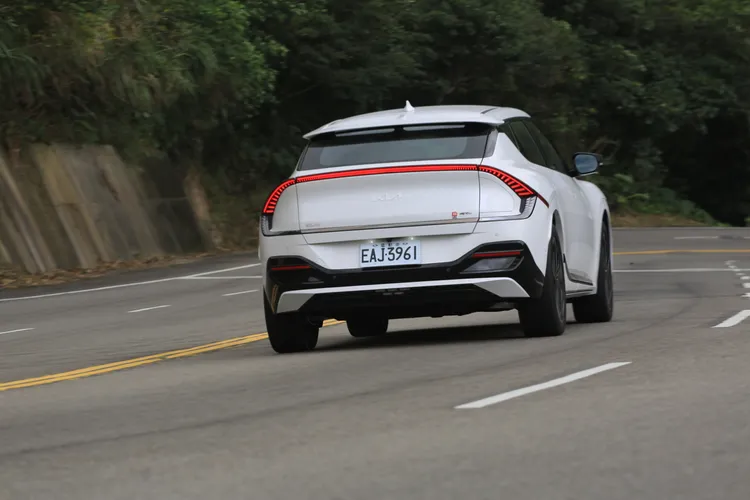 適中偏向硬朗的懸吊阻尼、電池組成就的低重心條件，加上後輪驅動及精準的轉向反應，EV6舉手投足之間都能幻化成激情，帶來愉悅的駕駛體驗。林浩昇攝