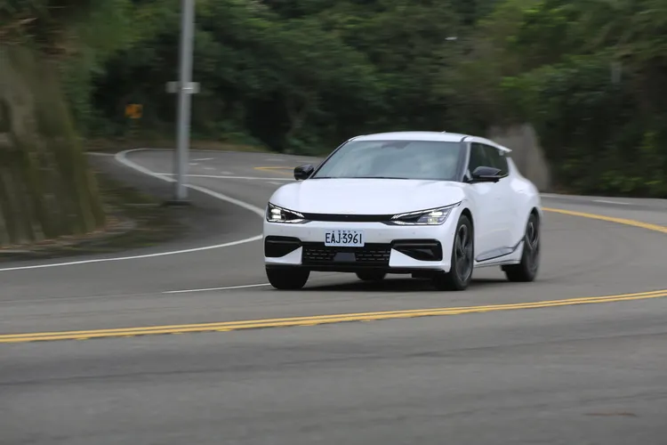 電門踏下瞬間就來到35.7kgm的峰值扭力特性，依然足以帶來強大的貼背感，但卻不至於讓駕駛者手忙腳亂難以應付。林浩昇攝