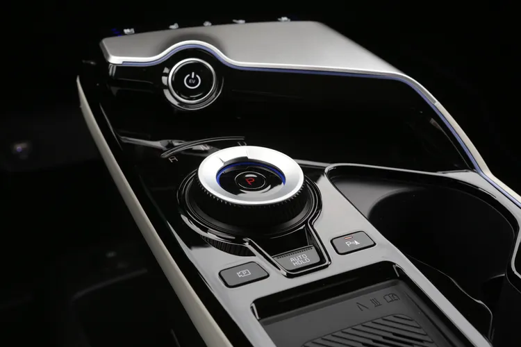 懸浮高架式的中央鞍座區域，則包含了電子式旋鈕排檔、車輛啟動/關閉鈕，以及手機無線充電面板等。林浩昇攝