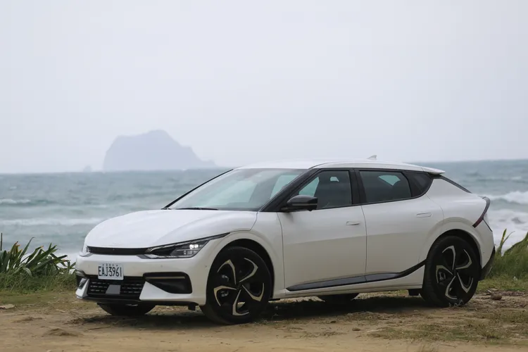 Kia EV6在誕生之初就以令人過目不忘的流線筆觸，搭配車尾造型前衛的設計手法，瞬間吸引全球車迷目光，並奠定了Kia在電動車市場的聲量。林浩昇攝