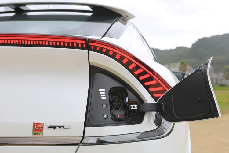 EV6車系採用的800V高壓電池系統架構，最快能在18分鐘將10%電量充至80%，先前實際在快充站測試確實也能達到如此驚人的效率。林浩昇攝