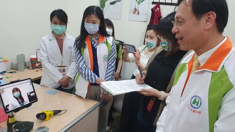 健保署署長石崇良(右)視察大武衛生所，與高醫示範視訊看眼科。林芳如攝