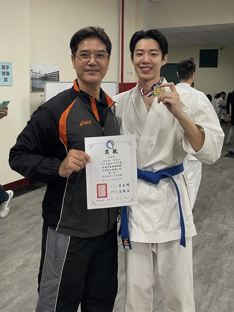 黃信赫（右）參加比賽，成功拿下第一名佳績。艾迪昇傳播提供